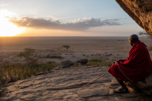 Une vue des plaines de Tanzanie au coucher du soleil en compagnie d'un homme de la tribu des Maasaï Olduvai.